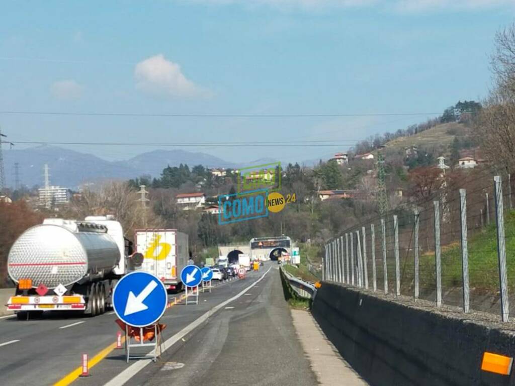 cantiere autostrada dei laghi a9 per intervento galleria e restringimento carreggiata