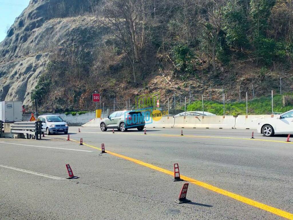 cantiere autostrada dei laghi a9 per intervento galleria e restringimento carreggiata