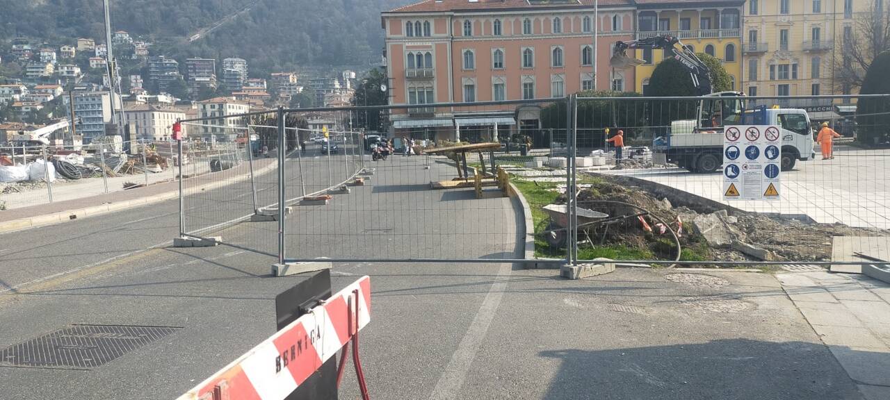 Cantiere sul lungolago di Como per lavori paratie: chiusa la corsia dei pullman