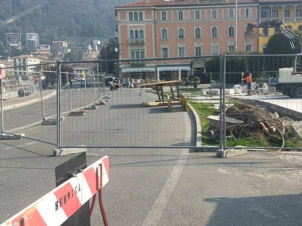 Cantiere sul lungolago di Como per lavori paratie: chiusa la corsia dei pullman