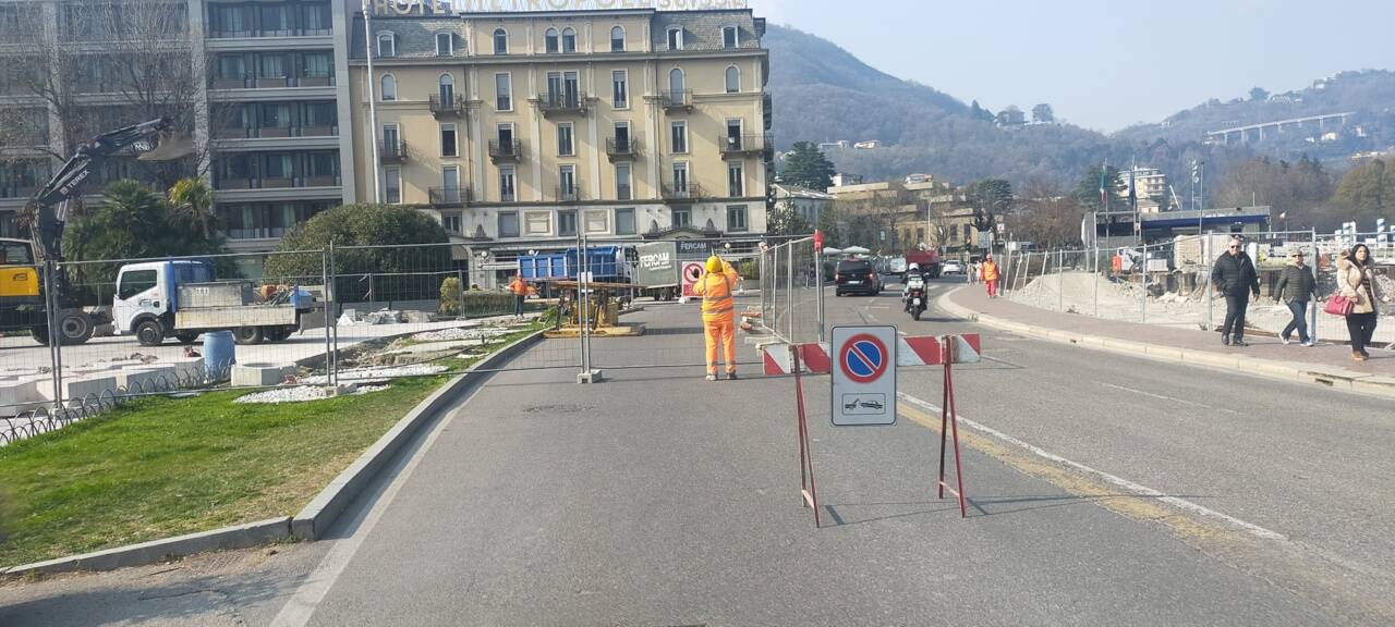 Cantiere sul lungolago di Como per lavori paratie: chiusa la corsia dei pullman