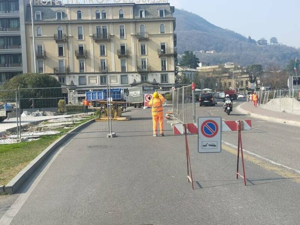 Cantiere sul lungolago di Como per lavori paratie: chiusa la corsia dei pullman