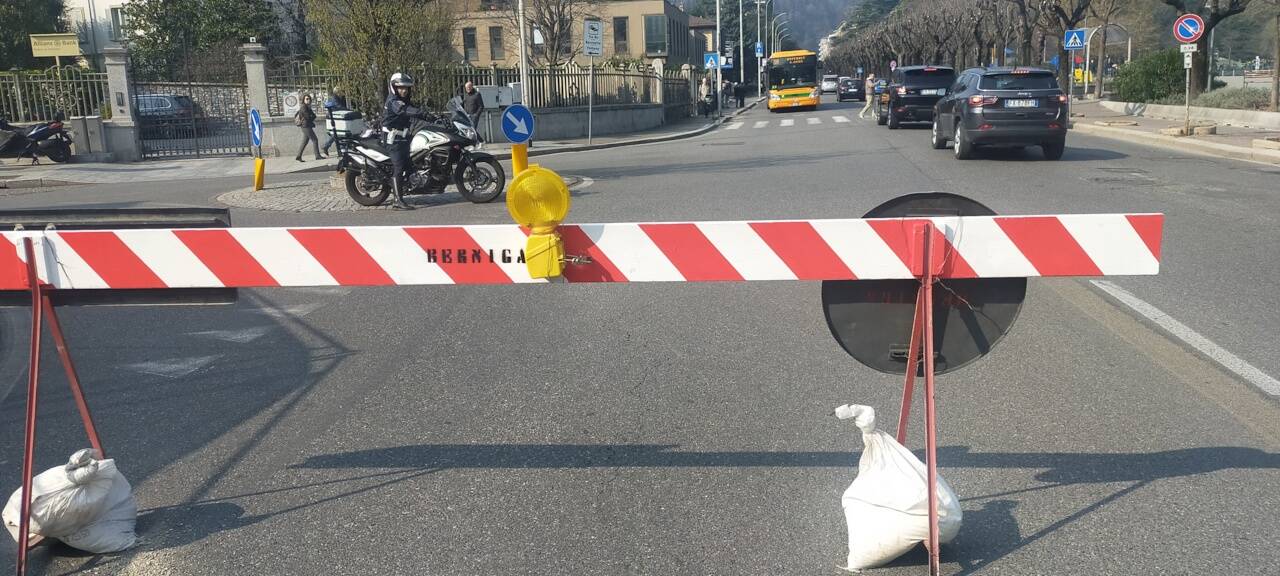 Cantiere sul lungolago di Como per lavori paratie: chiusa la corsia dei pullman