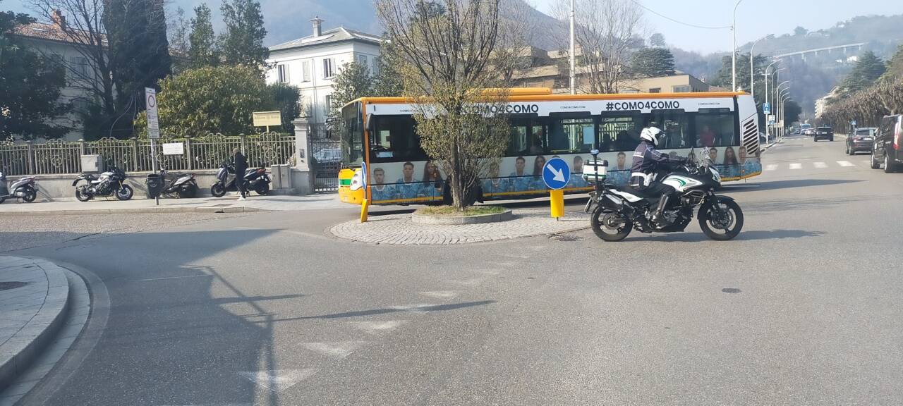 Cantiere sul lungolago di Como per lavori paratie: chiusa la corsia dei pullman