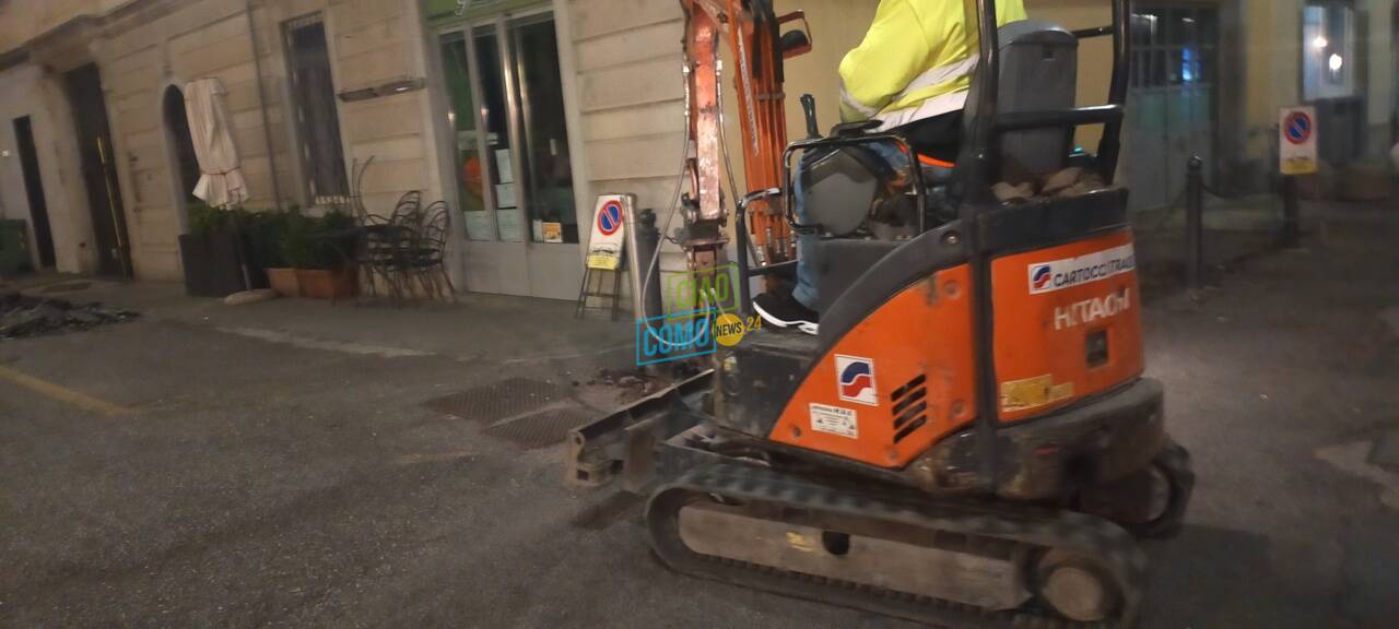 como lavori notturni asfaltatura sant'agostino, operai ruspe cantiere