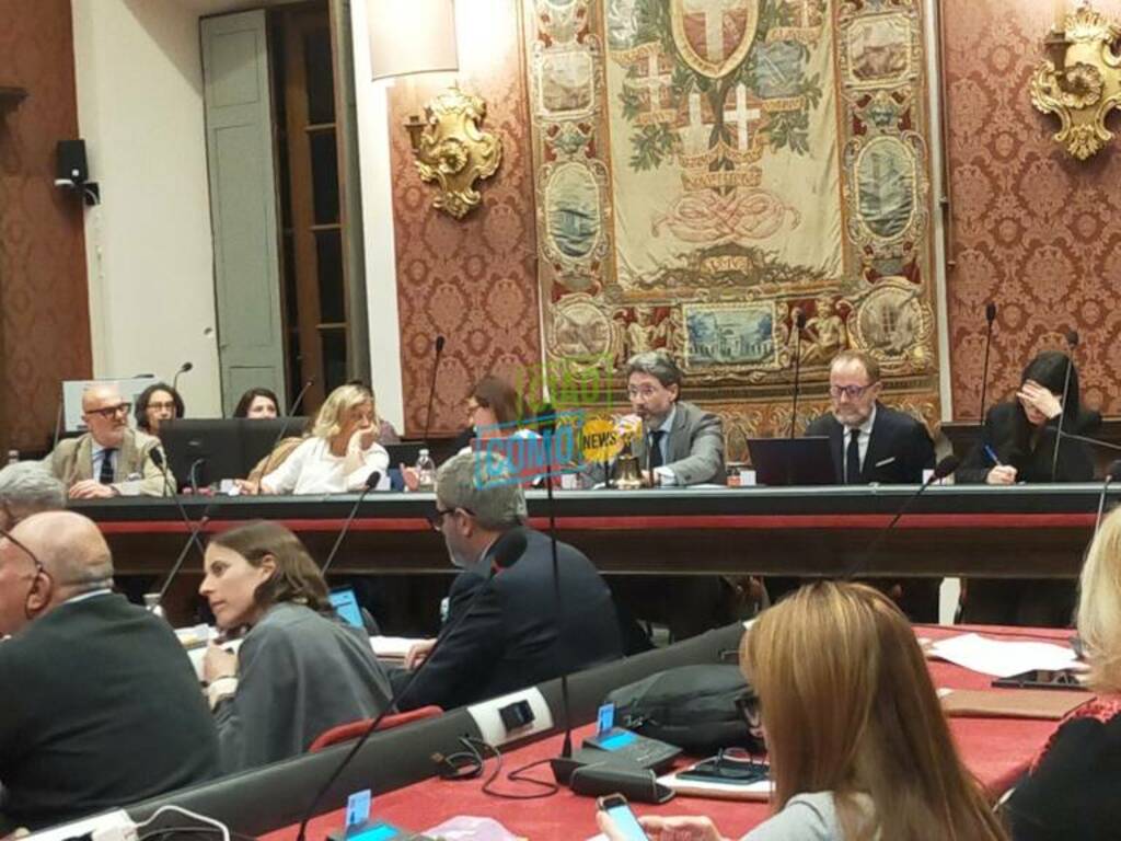 consiglio comunale como presentazione regolamento nidi consiglieri tavola giunta