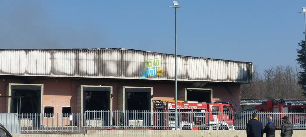 Grosso incendio al magazzino di commercio carni di Turate: tanti vigili del fuoco in azione