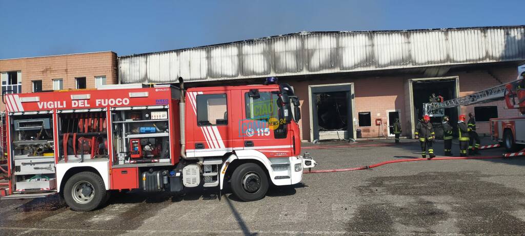 Grosso incendio al magazzino di commercio carni di Turate: tanti vigili del fuoco in azione