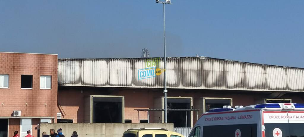 Grosso incendio al magazzino di commercio carni di Turate: tanti vigili del fuoco in azione