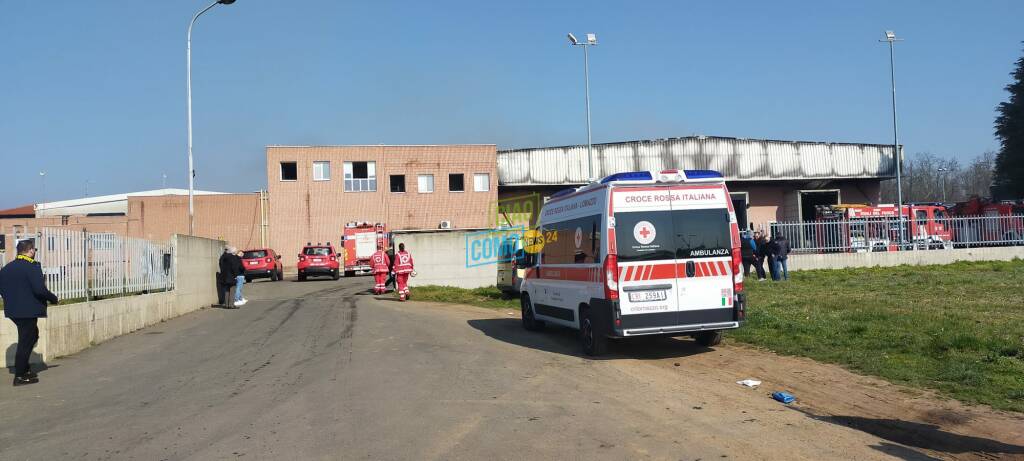 Grosso incendio al magazzino di commercio carni di Turate: tanti vigili del fuoco in azione