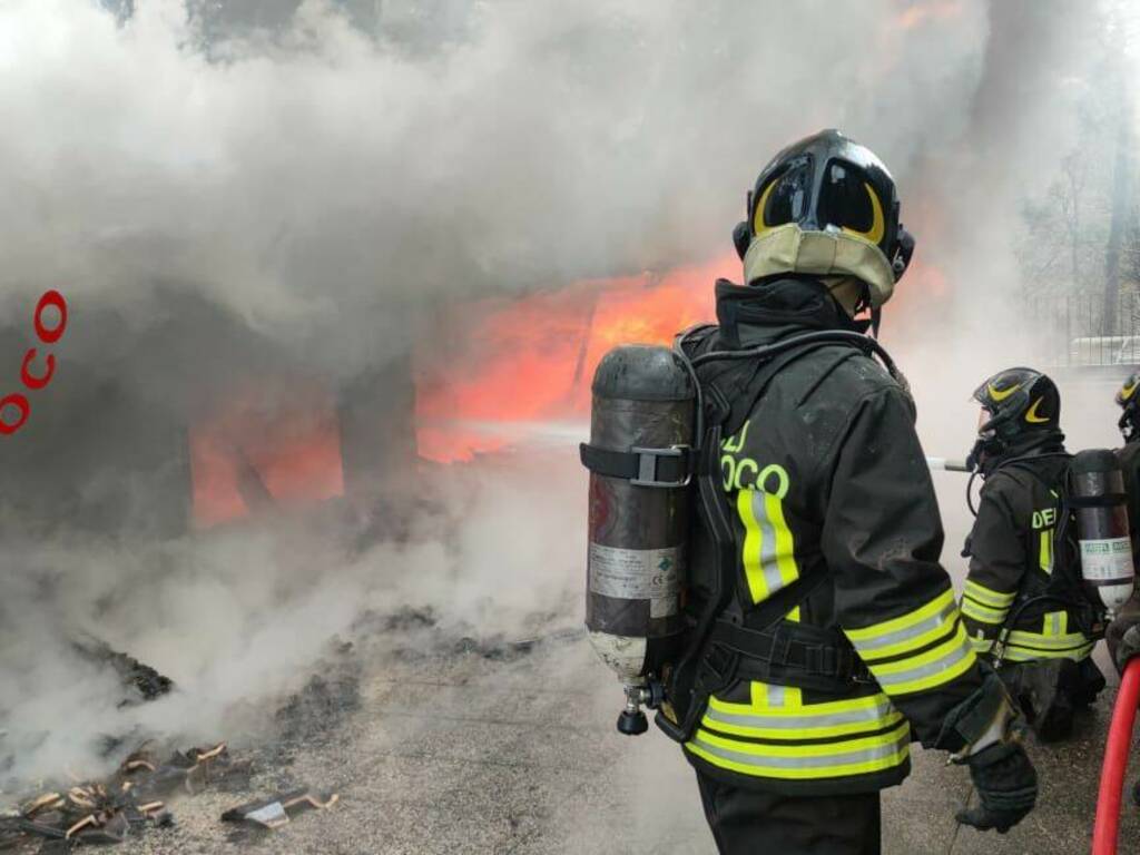 incendio spa appiano gentile tetto in fiamme intervento pompieri