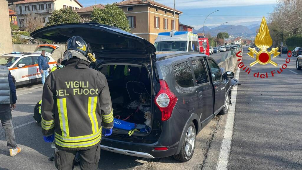 incidente a merone nuova valassina, auto contro muretto di cemento