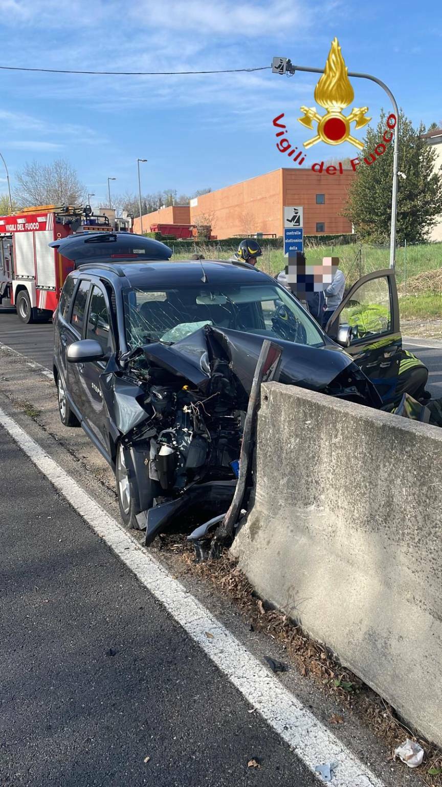 incidente a merone nuova valassina, auto contro muretto di cemento