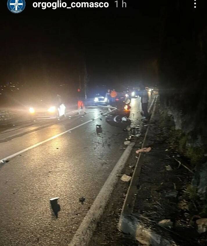 incidente brienno sulla regina, moto finisce fuori strada da sola immagini punto schianto