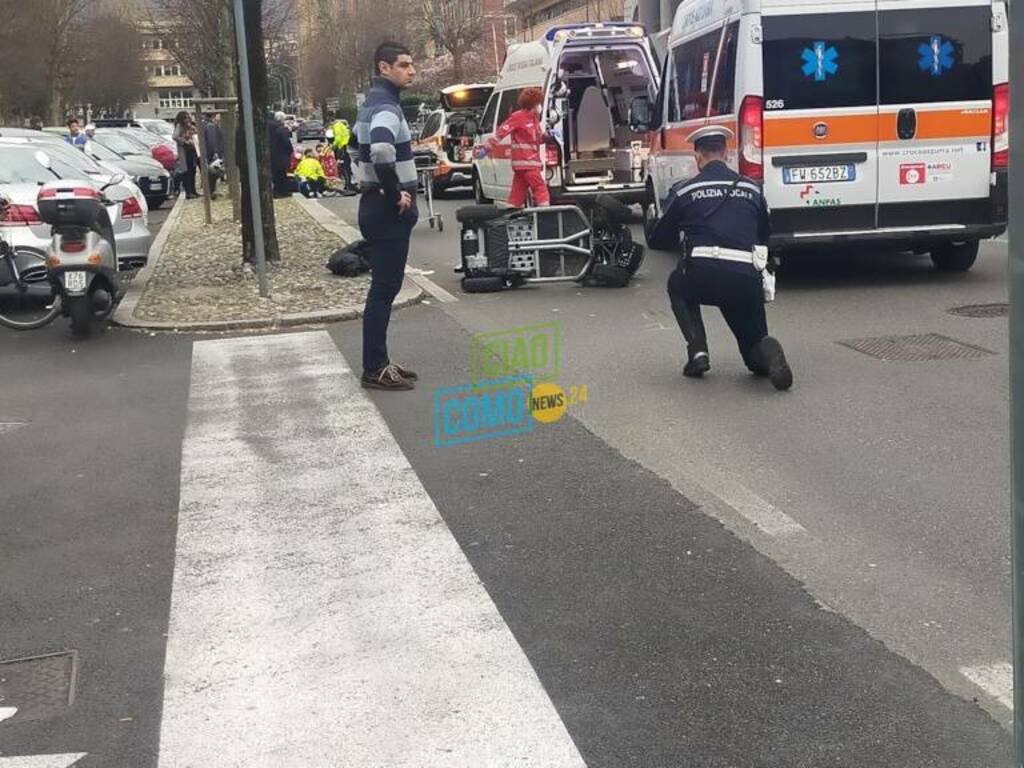 incidente viale varese como tra carrozzina elettrica e moto mezzi coinvolti rilievi vigili strada chiusa