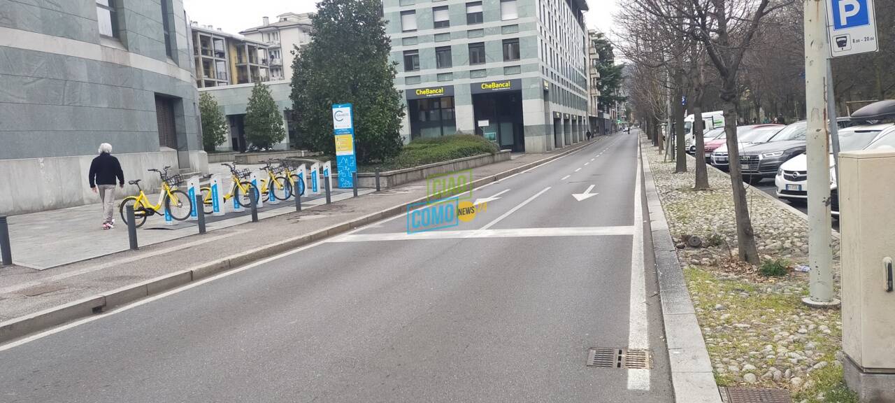 incidente viale varese como tra carrozzina elettrica e moto mezzi coinvolti rilievi vigili strada chiusa