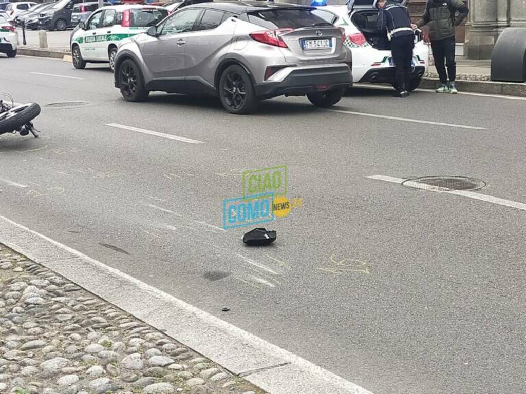 incidente viale varese como tra carrozzina elettrica e moto mezzi coinvolti rilievi vigili strada chiusa