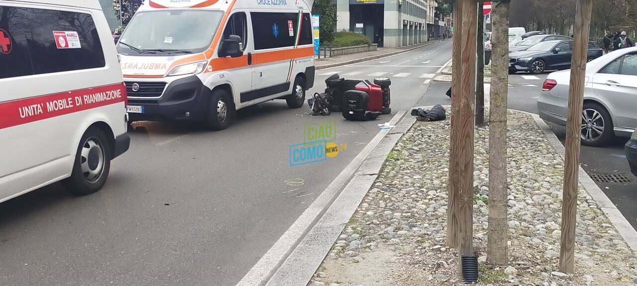 incidente viale varese como tra carrozzina elettrica e moto mezzi coinvolti rilievi vigili strada chiusa