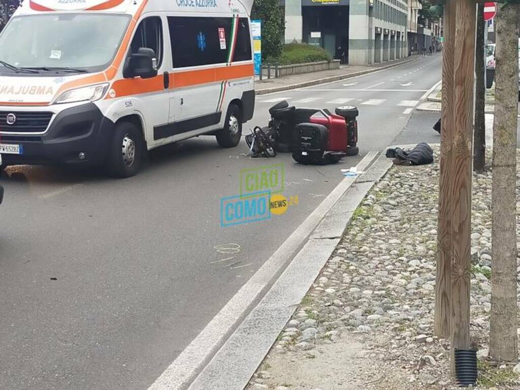 incidente viale varese como tra carrozzina elettrica e moto mezzi coinvolti rilievi vigili strada chiusa