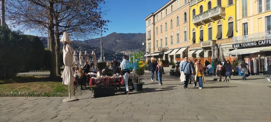 La stagione dei turisti sul lario già iniziata: assalto ai tavolini dei locali, pienone sui battelli