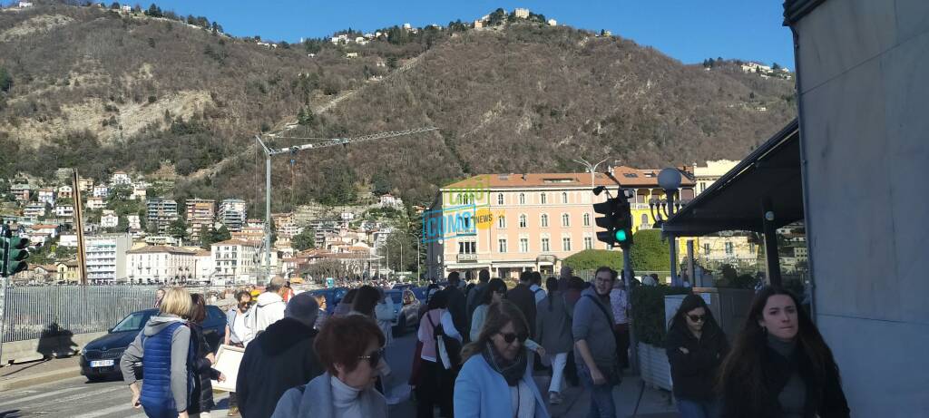 La stagione dei turisti sul lario già iniziata: assalto ai tavolini dei locali, pienone sui battelli