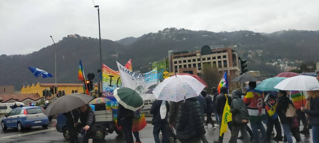 marcia della pace a como oggi pomeriggio, manifestanti in città sotto la pioggia