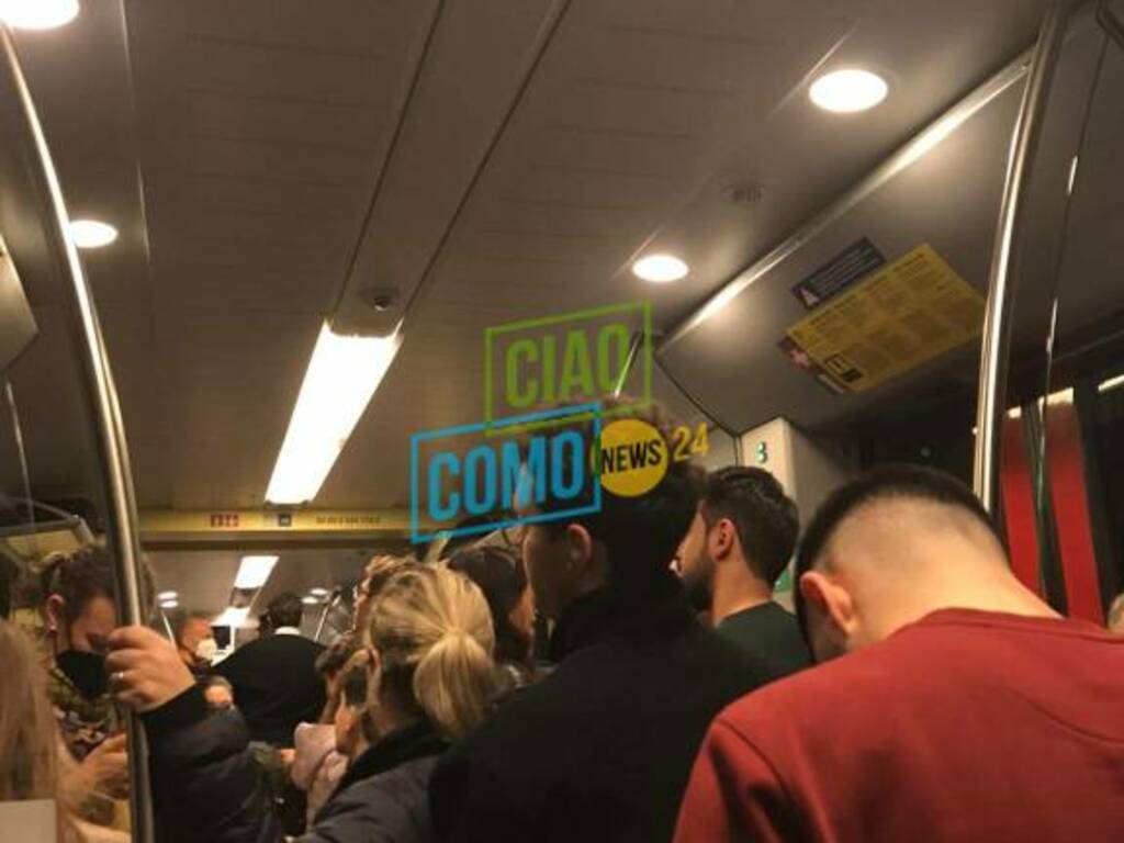 treno pendolari bloccato stazione greco pirelli tutti in piedi pendolari bloccati