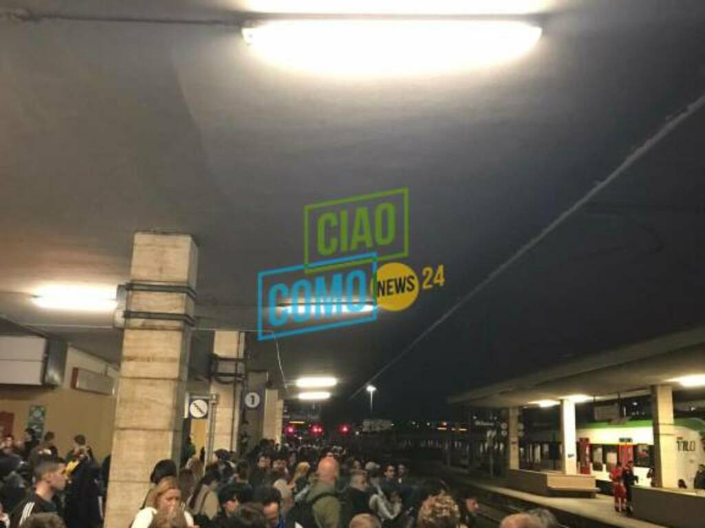 treno pendolari bloccato stazione greco pirelli tutti in piedi pendolari bloccati