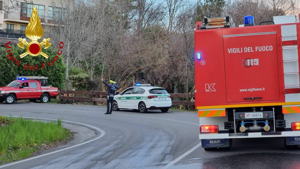 vigili del fuoco interventi oggi: acqua da piscina a montano lucino e erba canneto fiamme