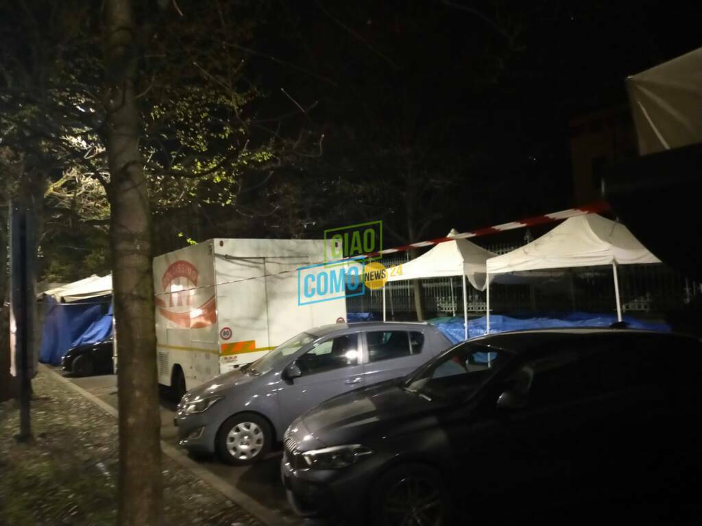 auto in sosta vietata stasera tra le bancarelle della fiera di pasqua a como