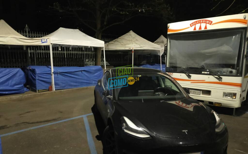 auto in sosta vietata stasera tra le bancarelle della fiera di pasqua a como