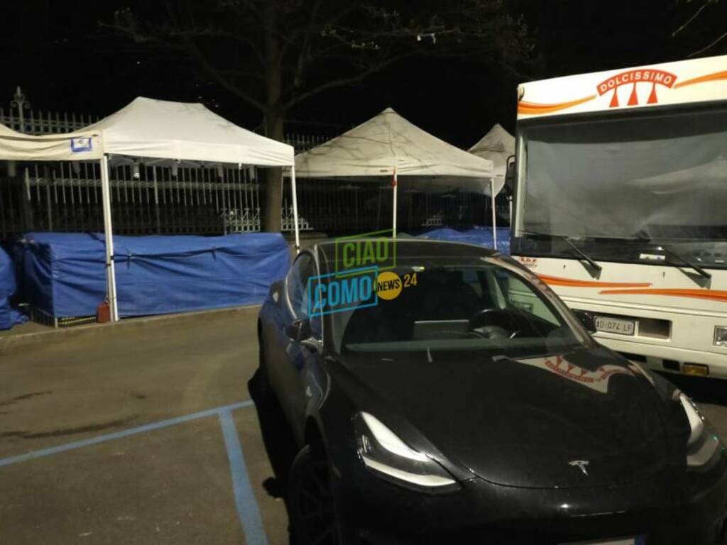 auto in sosta vietata stasera tra le bancarelle della fiera di pasqua a como