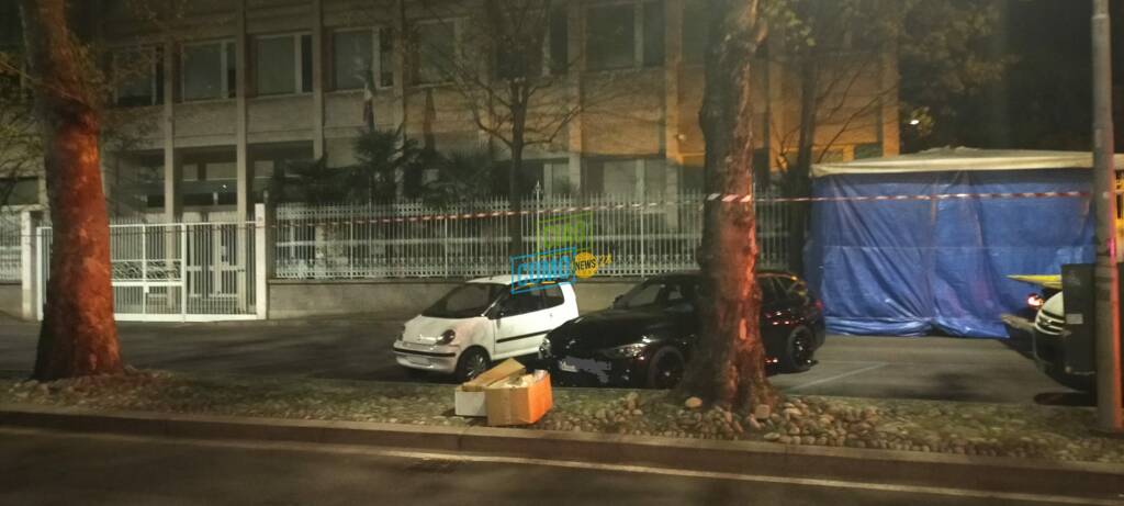 carro attrezzi tra le bancarelle della fiera di pasqua oer rimuovere auto parcheggiate stasera