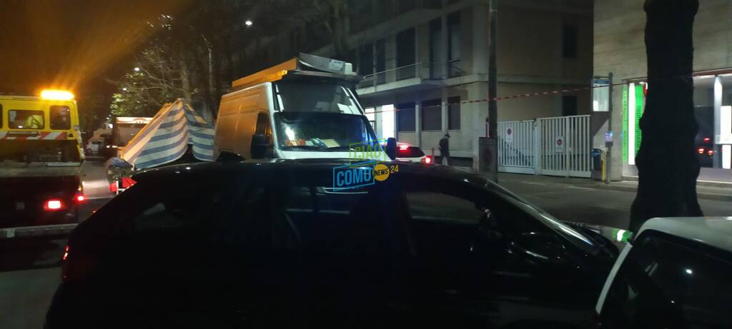 carro attrezzi tra le bancarelle della fiera di pasqua oer rimuovere auto parcheggiate stasera