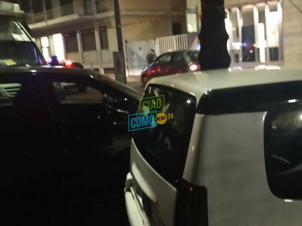 carro attrezzi tra le bancarelle della fiera di pasqua oer rimuovere auto parcheggiate stasera