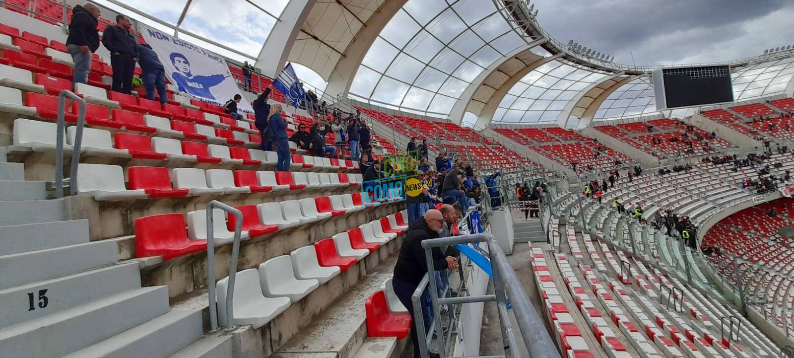 como a bari stadio san nicola tifosi azzurri sugli spalti dello stadio