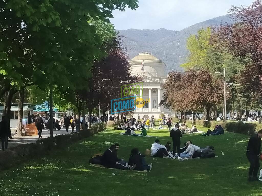 foto giornata di pasquetta a como diga foranea fiera di pasqua piazza cavour turisti como