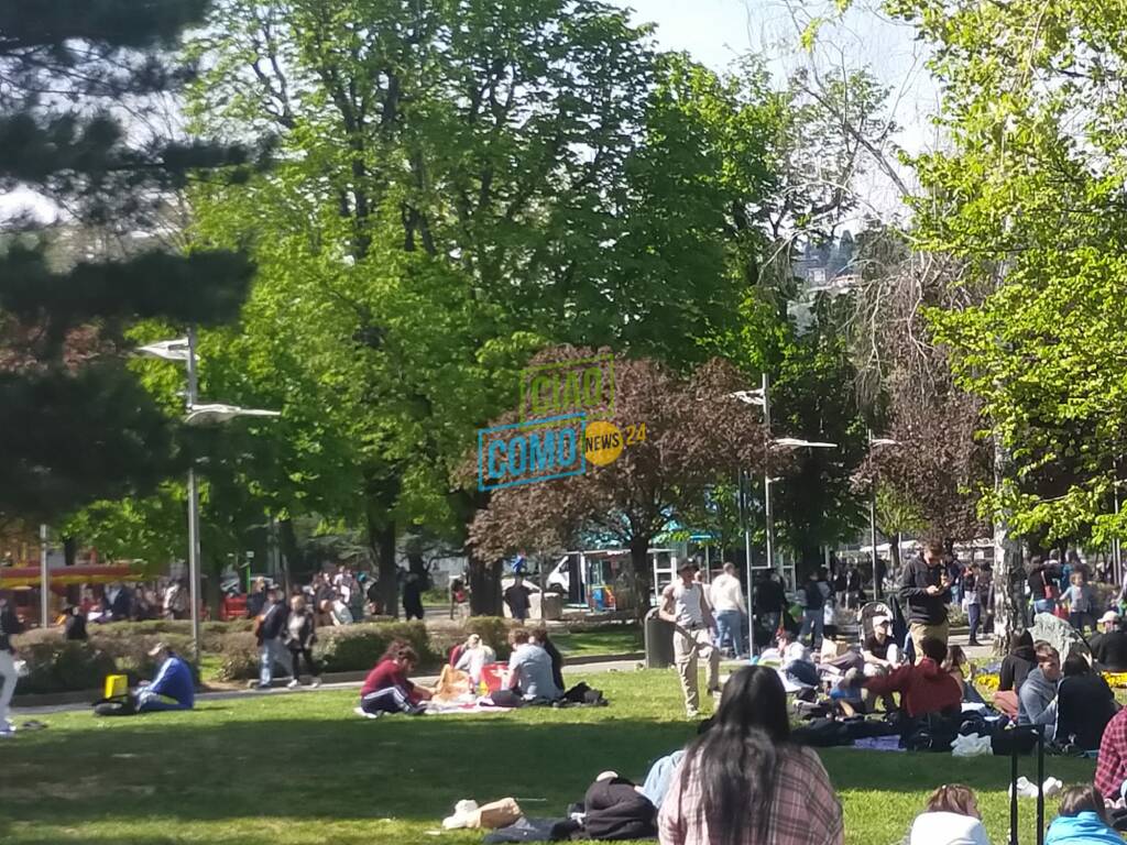 foto giornata di pasquetta a como diga foranea fiera di pasqua piazza cavour turisti como