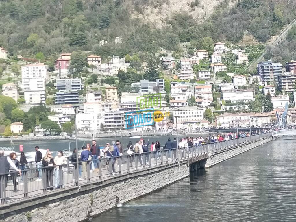 foto giornata di pasquetta a como diga foranea fiera di pasqua piazza cavour turisti como