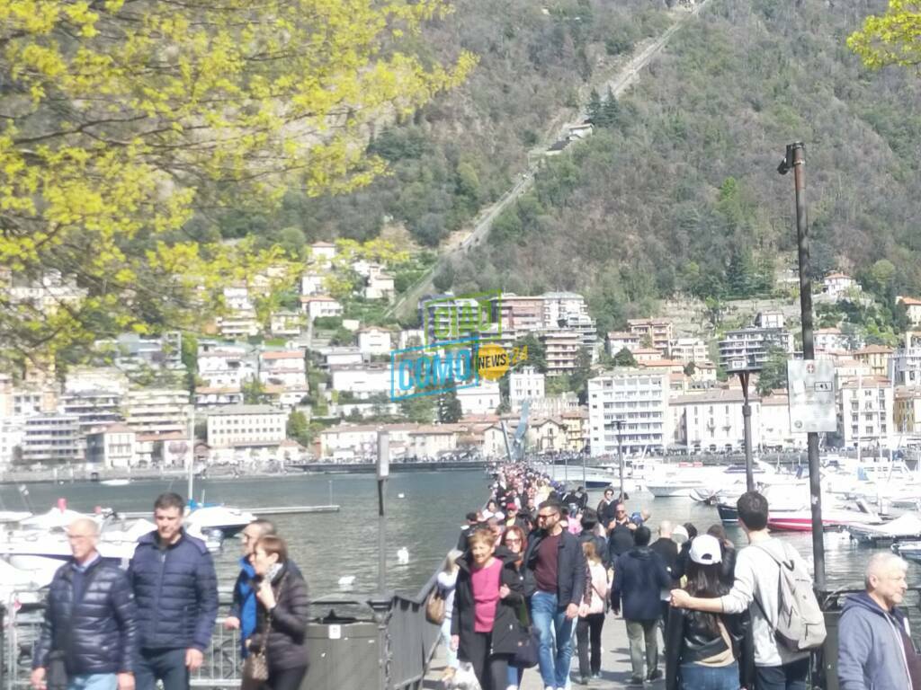 foto giornata di pasquetta a como diga foranea fiera di pasqua piazza cavour turisti como