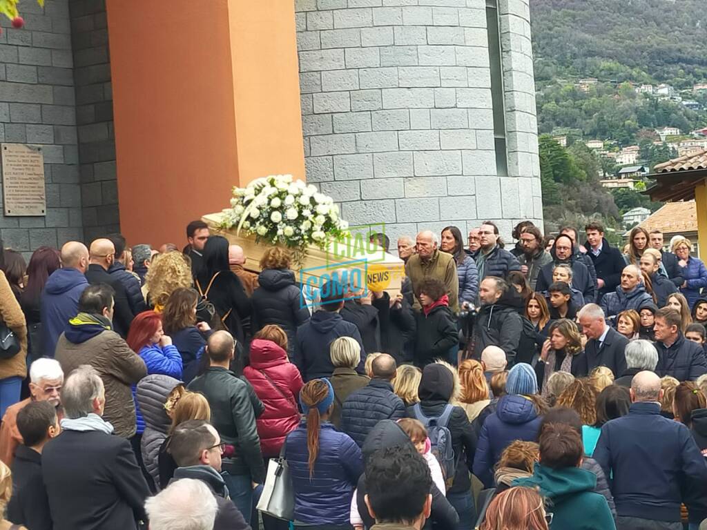 funerale bianca corengia tavernola gente bara che esce da chiesa carro funebre