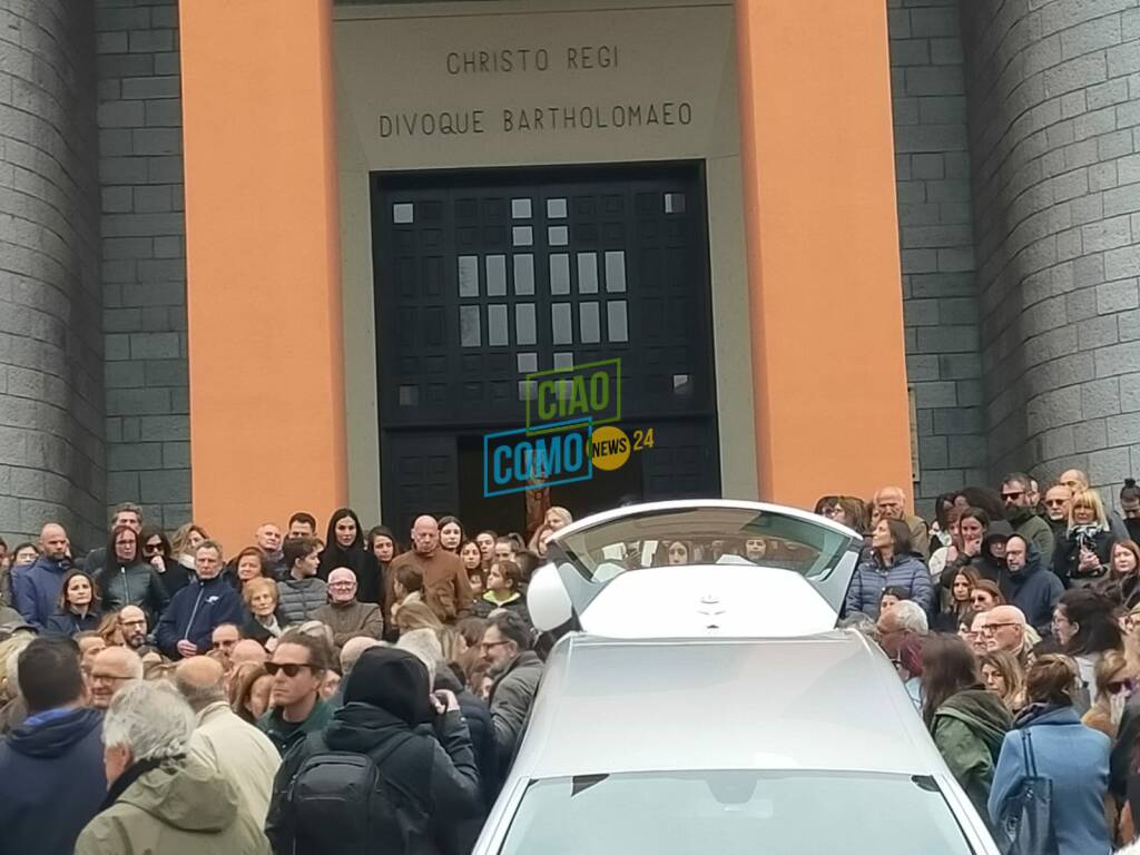 funerale bianca corengia tavernola gente bara che esce da chiesa carro funebre