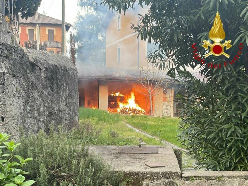 incendio legnaia tremezzina con intervento vigili del fuoco