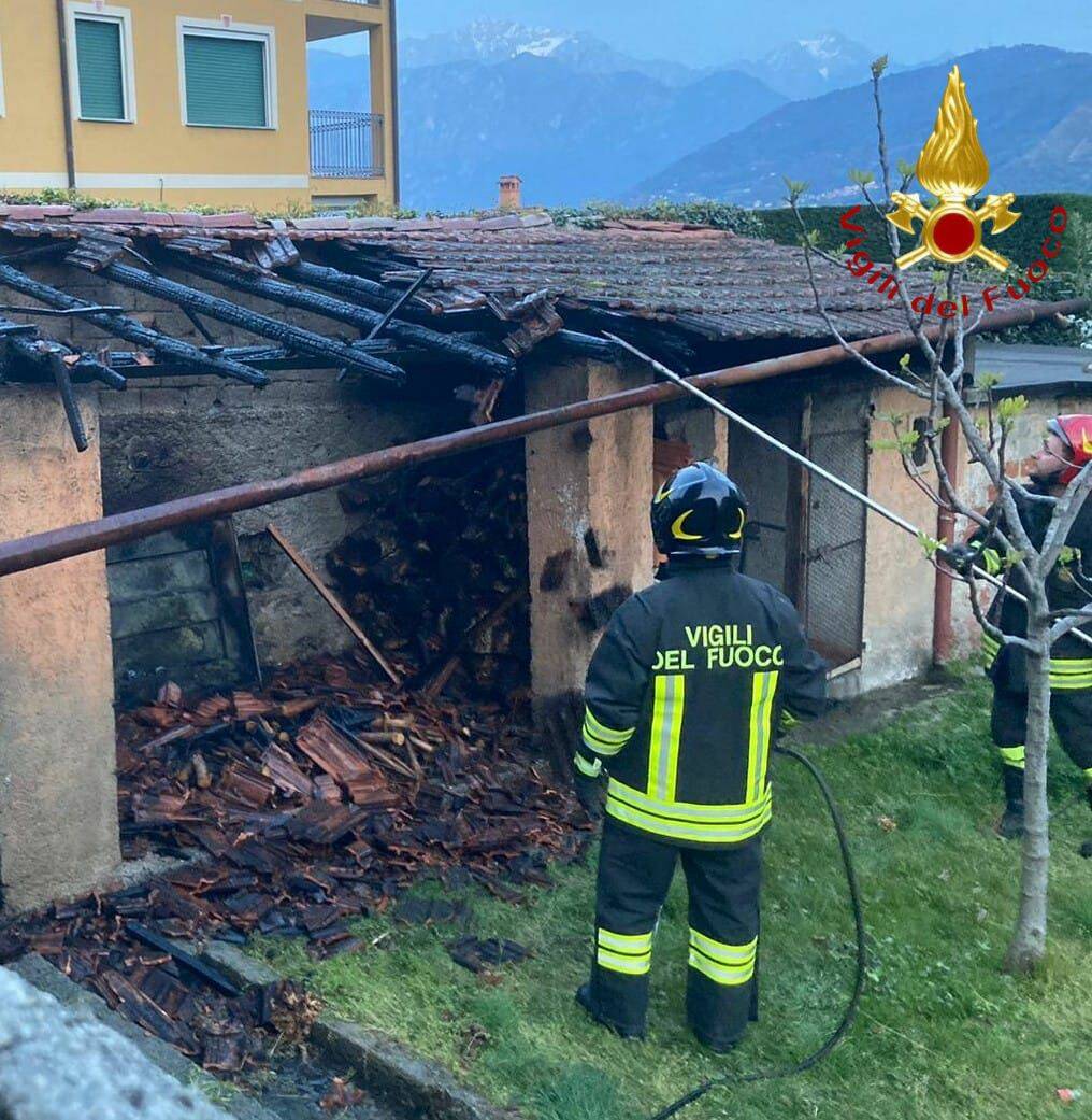 incendio legnaia tremezzina con intervento vigili del fuoco