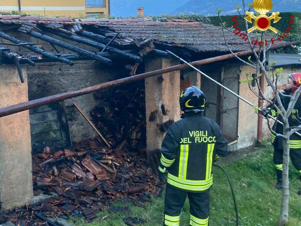 incendio legnaia tremezzina con intervento vigili del fuoco