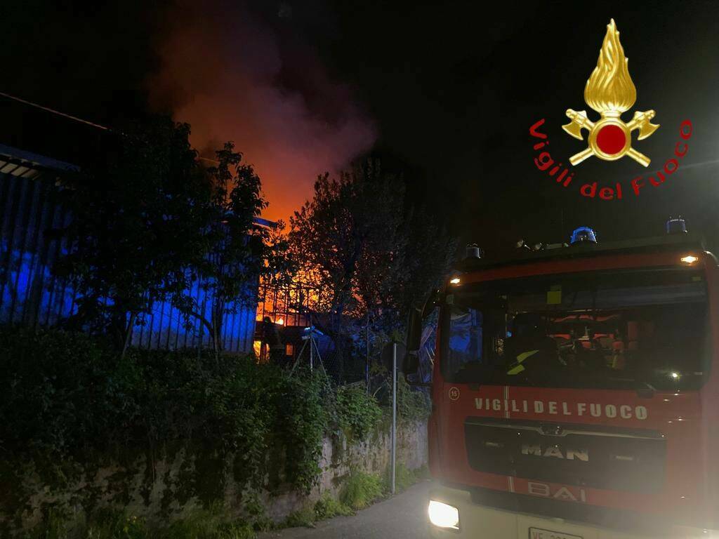 incendio notte silod ditta casati cantù via domea intervento vigili del fuoco