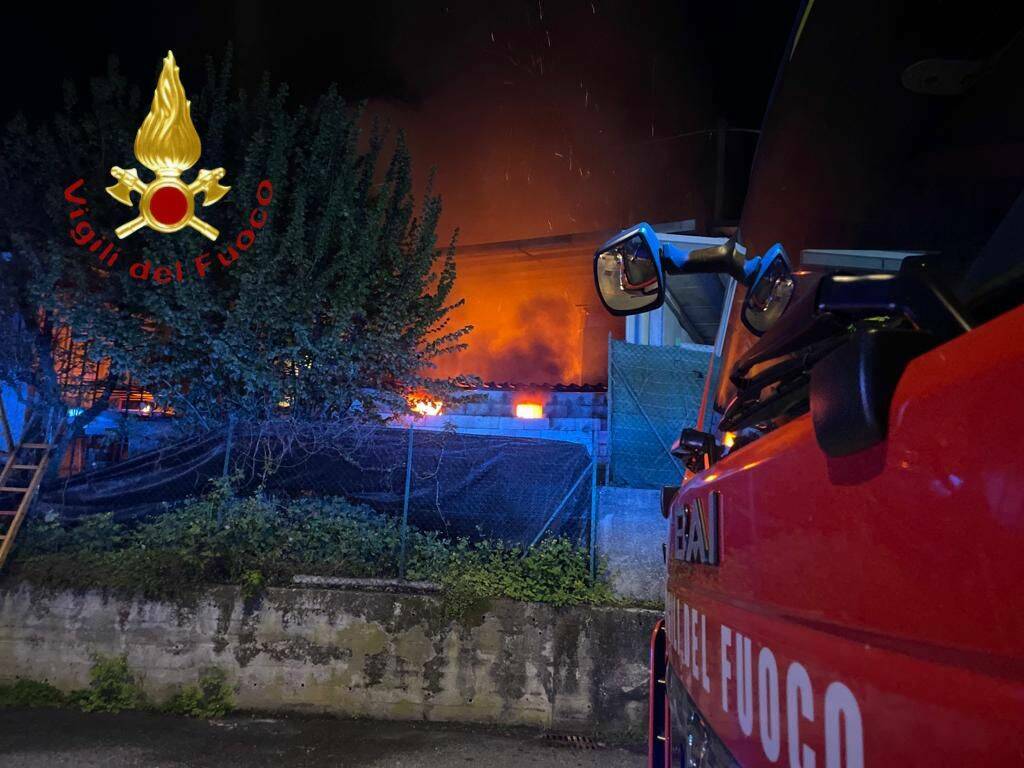 incendio notte silod ditta casati cantù via domea intervento vigili del fuoco