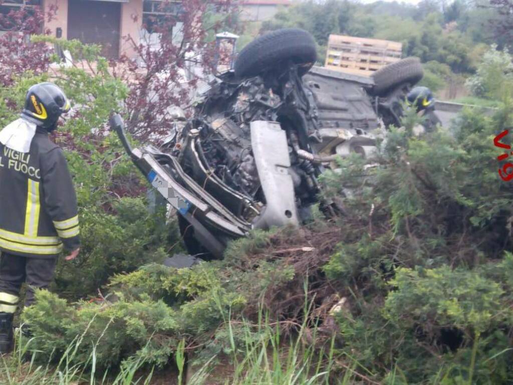 incidente beregazzo con figliaro auto fuori strada e ribaltata lomazzo bizzarone