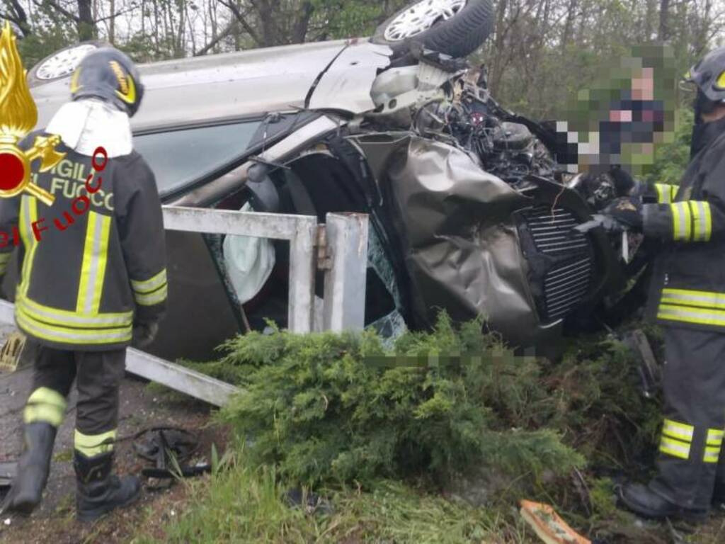 incidente beregazzo con figliaro auto fuori strada e ribaltata lomazzo bizzarone