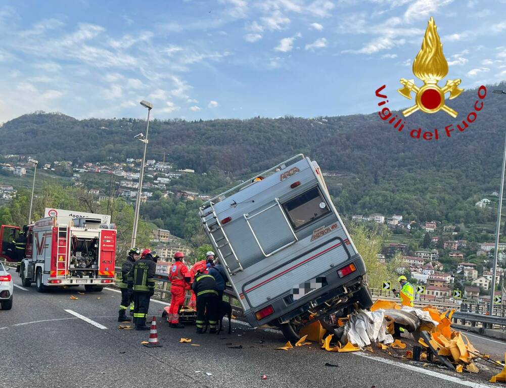 incidente camper autostrada A9 camper fuori strada contro guard-rail